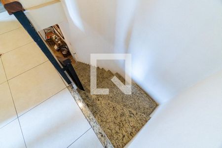 Casa à venda com 280m², 3 quartos e 2 vagasEscada