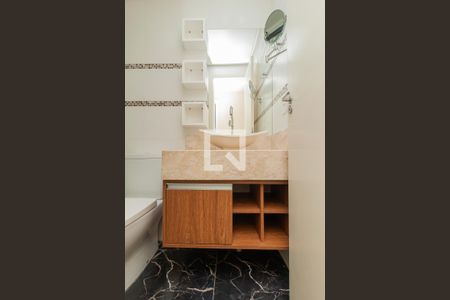 Banheiro de apartamento à venda com 2 quartos, 54m² em Vila Nova, Novo Hamburgo