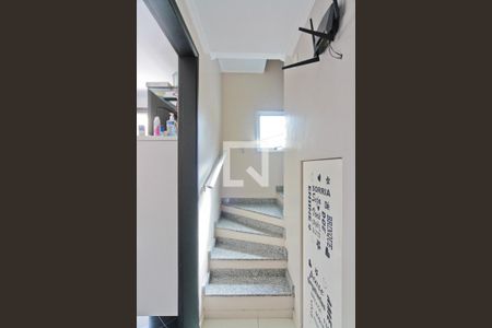Escada de casa de condomínio para alugar com 3 quartos, 234m² em Jardim Peri, São Paulo