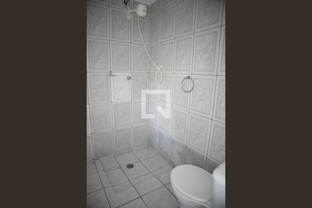 Banheiro do Quarto 1 de casa para alugar com 1 quarto, 80m² em Vila Nivi, São Paulo