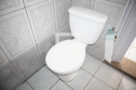 Banheiro do Quarto 1 de casa para alugar com 1 quarto, 80m² em Vila Nivi, São Paulo