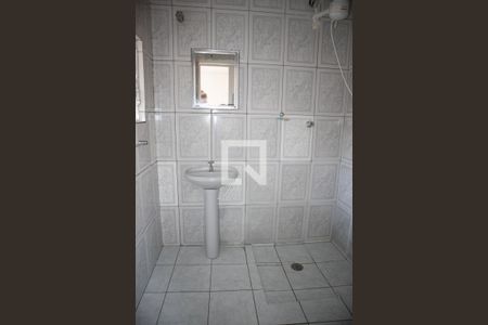 Banheiro do Quarto 1 de casa para alugar com 1 quarto, 80m² em Vila Nivi, São Paulo