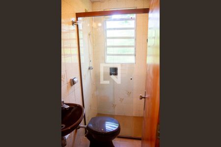 Casa à venda com 615m², 5 quartos e 4 vagas Casa à venda com 615m², 5 quartos e 4 vagasBanheiro de hóspede