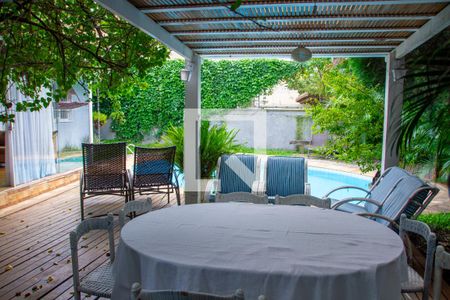 Casa à venda com 615m², 5 quartos e 4 vagas Casa à venda com 615m², 5 quartos e 4 vagasÁrea da Piscina