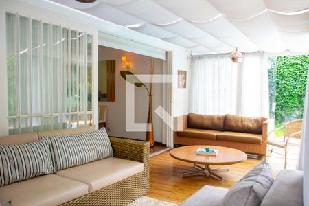 Casa à venda com 615m², 5 quartos e 4 vagas Casa à venda com 615m², 5 quartos e 4 vagasHall da piscina