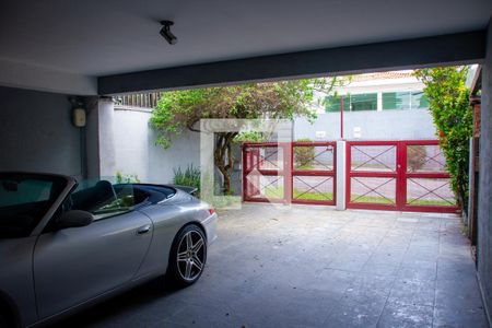 Casa à venda com 615m², 5 quartos e 4 vagas Casa à venda com 615m², 5 quartos e 4 vagasGaragem