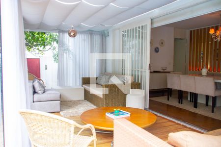 Casa à venda com 615m², 5 quartos e 4 vagas Casa à venda com 615m², 5 quartos e 4 vagasHall da piscina