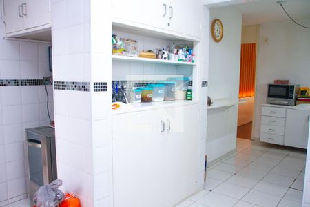 Casa à venda com 615m², 5 quartos e 4 vagas Casa à venda com 615m², 5 quartos e 4 vagasCozinha