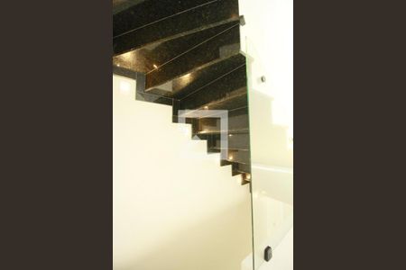 Escada de acesso aos quartos de casa à venda com 2 quartos, 99m² em Vila Nova Conceição, São Paulo