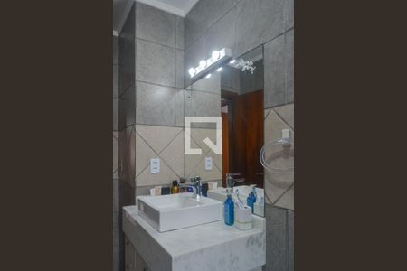 Casa de condomínio à venda com 230m², 3 quartos e 2 vagasBanheiro social