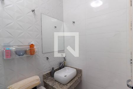 Casa de condomínio à venda com 150m², 3 quartos e 3 vagasBanheiro 2