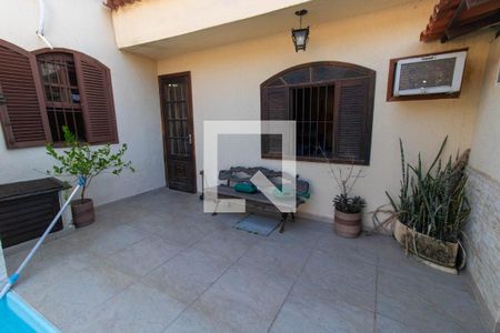 Casa à venda com 159m², 3 quartos e 2 vagas Casa à venda com 159m², 3 quartos e 2 vagasÁrea externa