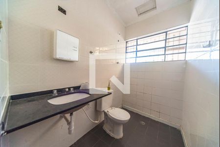 Banheiro  de casa à venda com 2 quartos, 126m² em Vila Guarani, Santo André