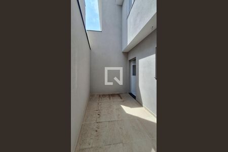 Casa à venda com 100m², 3 quartos e 2 vagas Casa à venda com 100m², 3 quartos e 2 vagasQuintal