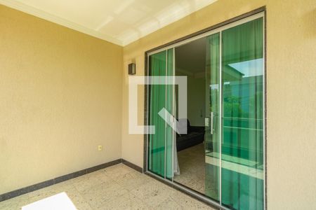 Casa à venda com 1000m², 4 quartos e 6 vagas Casa à venda com 1000m², 4 quartos e 6 vagasVaranda da Sala de TV