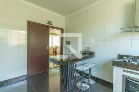 Casa à venda com 1000m², 4 quartos e 6 vagas Casa à venda com 1000m², 4 quartos e 6 vagasCozinha
