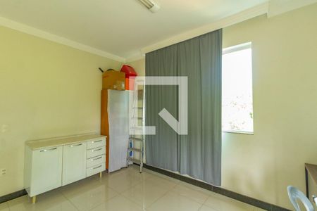 Casa à venda com 1000m², 4 quartos e 6 vagas Casa à venda com 1000m², 4 quartos e 6 vagasEscritório