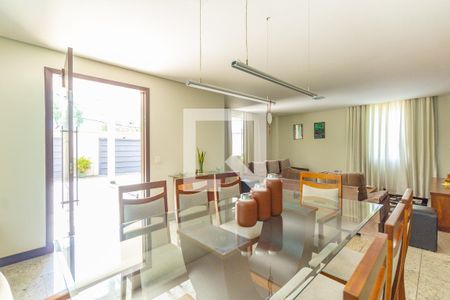 Casa à venda com 1000m², 4 quartos e 6 vagas Casa à venda com 1000m², 4 quartos e 6 vagasCopa