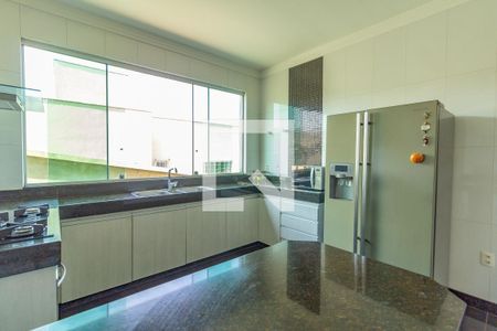 Casa à venda com 1000m², 4 quartos e 6 vagas Casa à venda com 1000m², 4 quartos e 6 vagasCozinha