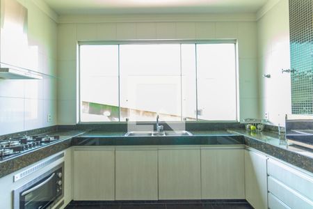 Casa à venda com 1000m², 4 quartos e 6 vagas Casa à venda com 1000m², 4 quartos e 6 vagasCozinha