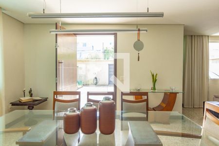 Casa à venda com 1000m², 4 quartos e 6 vagas Casa à venda com 1000m², 4 quartos e 6 vagasCopa