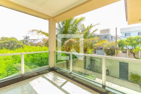 Casa à venda com 1000m², 4 quartos e 6 vagas Casa à venda com 1000m², 4 quartos e 6 vagasVaranda da Sala de TV