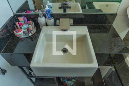 Casa à venda com 1000m², 4 quartos e 6 vagas Casa à venda com 1000m², 4 quartos e 6 vagasBanheiro da Suite