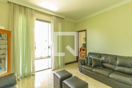 Casa à venda com 1000m², 4 quartos e 6 vagas Casa à venda com 1000m², 4 quartos e 6 vagasSala de TV