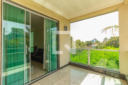 Casa à venda com 1000m², 4 quartos e 6 vagas Casa à venda com 1000m², 4 quartos e 6 vagasVaranda da Sala de TV