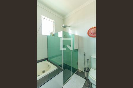 Casa à venda com 1000m², 4 quartos e 6 vagas Casa à venda com 1000m², 4 quartos e 6 vagasBanheiro da Suite