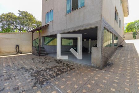 Casa à venda com 1000m², 4 quartos e 6 vagas Casa à venda com 1000m², 4 quartos e 6 vagasArea Externa