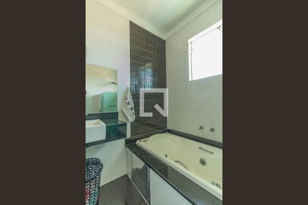 Casa à venda com 1000m², 4 quartos e 6 vagas Casa à venda com 1000m², 4 quartos e 6 vagasBanheiro da Suite