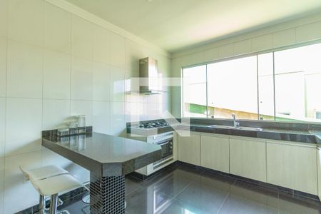 Casa à venda com 1000m², 4 quartos e 6 vagas Casa à venda com 1000m², 4 quartos e 6 vagasCozinha