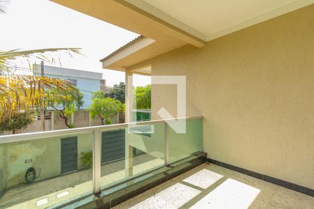 Casa à venda com 1000m², 4 quartos e 6 vagas Casa à venda com 1000m², 4 quartos e 6 vagasVaranda da Sala de TV