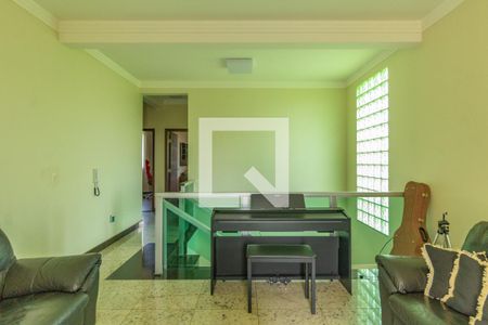 Casa à venda com 1000m², 4 quartos e 6 vagas Casa à venda com 1000m², 4 quartos e 6 vagasSala de TV