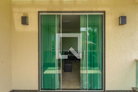 Casa à venda com 1000m², 4 quartos e 6 vagas Casa à venda com 1000m², 4 quartos e 6 vagasVaranda da Sala de TV