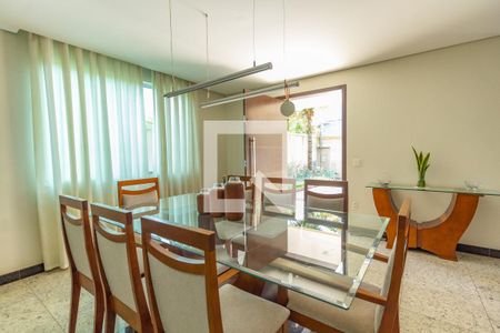 Casa à venda com 1000m², 4 quartos e 6 vagas Casa à venda com 1000m², 4 quartos e 6 vagasCopa