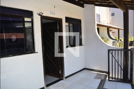 Sala com varanda de casa de condomínio para alugar com 3 quartos, 119m² em Armação, Salvador
