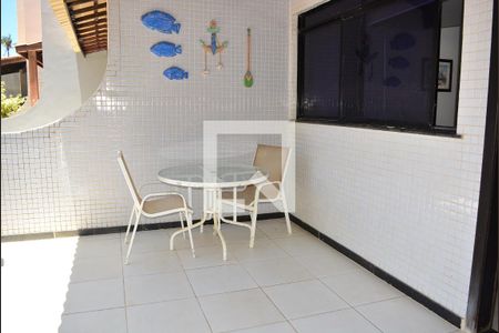 Sala com varanda de casa de condomínio para alugar com 3 quartos, 119m² em Armação, Salvador