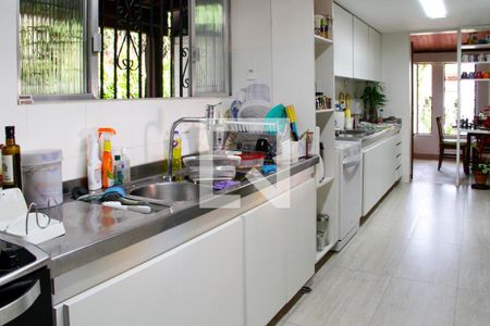 Casa de condomínio à venda com 3590m², 4 quartos e 6 vagas Casa de condomínio à venda com 3590m², 4 quartos e 6 vagasCozinha