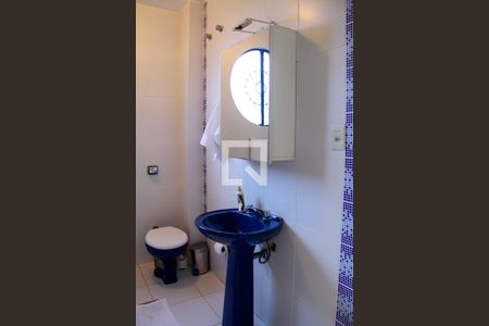 Casa de condomínio à venda com 3590m², 4 quartos e 6 vagas Casa de condomínio à venda com 3590m², 4 quartos e 6 vagasBanheiro