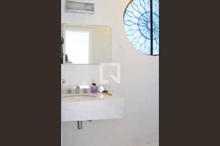 Casa de condomínio à venda com 3590m², 4 quartos e 6 vagas Casa de condomínio à venda com 3590m², 4 quartos e 6 vagasBanheiro Quarto 1