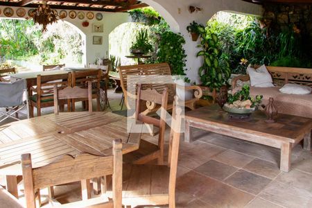 Casa de condomínio à venda com 3590m², 4 quartos e 6 vagas Casa de condomínio à venda com 3590m², 4 quartos e 6 vagasSala de estar da churrasqueira