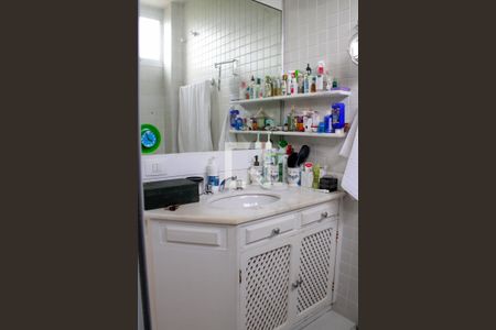 Casa de condomínio à venda com 3590m², 4 quartos e 6 vagas Casa de condomínio à venda com 3590m², 4 quartos e 6 vagasBanheiro Quarto 2