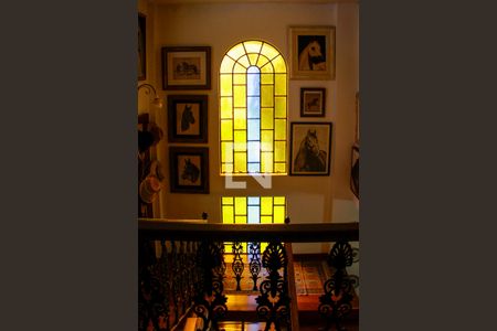 Casa de condomínio à venda com 3590m², 4 quartos e 6 vagas Casa de condomínio à venda com 3590m², 4 quartos e 6 vagasEscada