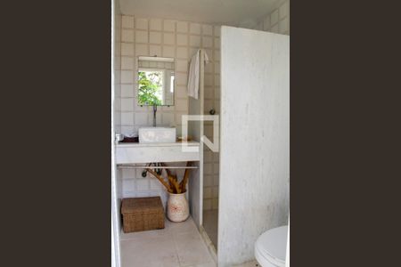 Casa de condomínio à venda com 3590m², 4 quartos e 6 vagas Casa de condomínio à venda com 3590m², 4 quartos e 6 vagasBanheiro da Piscina