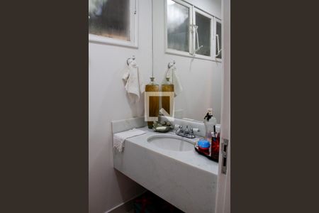 Casa de condomínio à venda com 3590m², 4 quartos e 6 vagas Casa de condomínio à venda com 3590m², 4 quartos e 6 vagasBanheiro