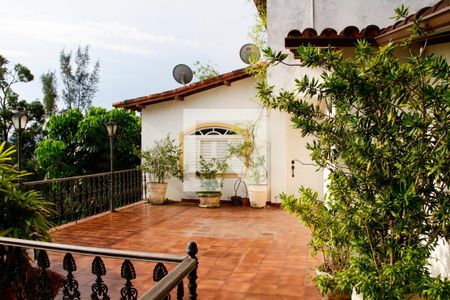 Casa de condomínio à venda com 3590m², 4 quartos e 6 vagas Casa de condomínio à venda com 3590m², 4 quartos e 6 vagasVaranda