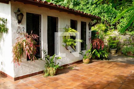 Casa de condomínio à venda com 3590m², 4 quartos e 6 vagas Casa de condomínio à venda com 3590m², 4 quartos e 6 vagasVaranda