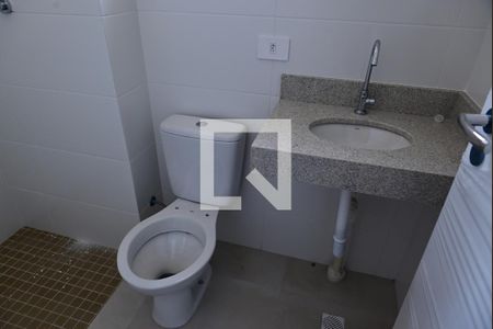 Banheiro suite  de apartamento para alugar com 2 quartos, 66m² em Canto do Forte, Praia Grande
